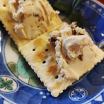 蔵元直送 埼玉の地酒処 うりんぼう - お通しがシャレオツ。みりんの酒粕を使用したクリームチーズ