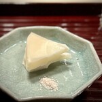 多仁本 - ■蒸し筍
      
      甘い♪しかも、なんと透明感のある甘さか！
      シンプルに藻塩でいただきますが、感動レベルは京都の白子筍にもまったく引けを取りません。
      ただ、素晴らしい…