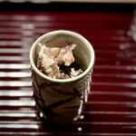 多仁本 - ■蛍烏賊と行者大蒜の葛素麺
      
      蛍烏賊は揚がっているので、食感がいい！
      葛の素麺なので、こちらも食感が豊か。薬味代わりの行者大蒜が、とてもいい仕事をしています。