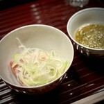 多仁本 - ■北寄貝のしゃぶしゃぶ
      
      多仁本さんは、ちり酢もお得意。
      歯応えのある北寄貝をサッと火入れする事で旨味を引き出し、自慢のちり酢でプチお鍋♪