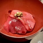 多仁本 - ■塩釜産本鮪の小丼
      ねっとり甘く、爽やかさも備えつつある赤身。
      素晴らしい食事の、素晴らしい〆です。