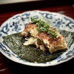 多仁本 - ■鰻と春キャベツの飯蒸し
      
      手巻きはよく入りますが、今回は見事！
      炭火でじっくりと火入れした鰻と、花山椒のアクセントのバランスが素晴らしい。
      シンプルに大好きなお味(^^)