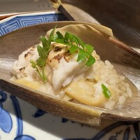 月居 赤坂 - 筍の皮を外すと出てくる筍ご飯