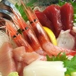 よし富 - 新鮮！刺身盛り合わせ。