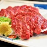 よし富 - 大人気の馬刺し！