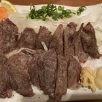 大衆馬肉酒場 うまる -  馬肉ハラミの炙り刺身