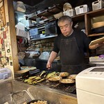 炉ばたワコー - 大将、頑張って焼き焼き。途中、うとうと笑。