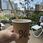 アラビカ東京 - オープンエアテラスでアイスカフェラテ