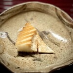 多仁本 - ■焼き筍
      
      先程の筍を、今度は醤油を塗って炭火焼きに。
      今思い返しても生唾が出てくるほどに、猛烈美味しい！
      香ばしさ、筍自体の香り、甘さ。絶品です♪