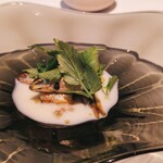 モトイ - 二品目カリッとこうばしい諸子と新玉葱のほんのり甘いクリームのソースとよく合います。独特なセリの味わいと諸子も組み合わせ◎