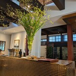 モトイ - 季節のお花がとても美しいですね^_^奥のワインセラーも気になるな～飲めないけど(笑)