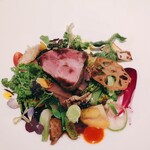 モトイ - 六品目　豚肉とは思えないほどの味わいと食感…表現がとても難しいけどとても美味しい！赤ワインのソースやモトイ特製ソースなど一皿に色々な味があるのにまとまるのがすごいな～野菜は50種類も入ってます