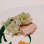 モトイ - 三品目　低温調理したフォアグラは滑らかな食感で濃厚な味わい　です。そこに葉ごぼうのしゃきっとした食感であっさり味なので食べ終わる時は後味さっぱりです。