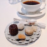 モトイ - 十品目　カヌレ,チョコマカロン,ココナッツのお菓子,ハーブ香るキャラメルなどなど珈琲と一緒につまみながら友人とのおしゃべりが止まりませんてした。とても素敵な時間を過ごせました^_^