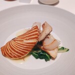 モトイ - 四品目　ホタテは火を入れすぎないふわっと食感・肉厚椎茸はジューシー！バターと白ワインのソースには旨味強めの金華ハムと干し貝柱が入っています。洋と中のなんともバランスのよいソースです。