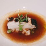 モトイ - 五品目　スズキの皮目はカリッと焼いて香ばしく・身はふわふわ火入れがなんとも素晴らしい！豆板醤を使ったソースはほんのり刺激があり一緒に食べると淡白なスズキにパンチがでます