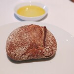 モトイ - 小麦の香りがふわっと香ります。表面はしっかりハードで中はしっとり