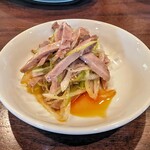 中華食堂つなしま - 熱々の油をかけて自家製辣油をたらり。さらに追い辣油してます。