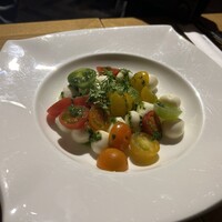 レッドフランマ - ブラッターチーズとフルーツトマトのカプレーゼ。