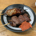 もつ焼 でん - はつ ¥170、あみれば ¥250