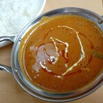 クイーンガーデン - 日替わりのオクラとチキンカレー880円(税込)辛口・ライス・アイスチャイ
      オクラのねっとりした感じにこの辛さがが良い♪チキンも相変わらず旨い。
      此方白米提供ですがパラッと炊かれていてカレーに合います