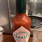 モンタン - タバスコ350mlサイズ。お冷のコップと比べるとデカい！