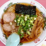 Shunrai ken - “ラーメン”、澄んだ琥珀色の“醤油スープ”に、そこから“細麺”が透けて見えます。