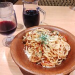 サイゼリヤ - イタリア野菜のトマトスパゲッティ540円と赤デカンタ小200円