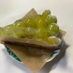 ア・ラ・カンパーニュ - 料理写真:タルト・オ・トンプソン929円。
サワークリーム入りのカスタードの上にジューシーでパリッとした食感のブドウを乗せたタルトです。