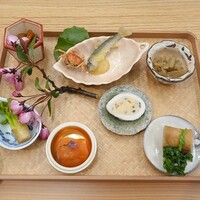 柚木元 - のびる、タラの芽、信州サーモンとかんぞう、桜の塩漬け、おから入り塩イカ、蕎麦すしとおこぎ、山ウドのきんぴら稚鮎と沢蟹