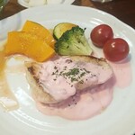 キッチン ブルー グローブ - めかじきポワレのアップ