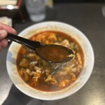 辛麺屋 桝元 - スープは熱々の醤油ベースのスープ。ピリ辛ですが甘さもあるスープですね
