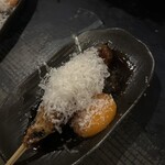 柳小路 TAKA - つくね。チーズめっちゃかかってるやん！卵黄もプリプリ！