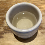 焼きあご塩らー麺 たかはし 新宿本店 - 焼きあご白だしをおちょこで試飲