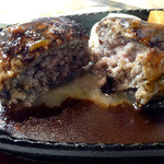 ハンバーグ＆ステーキlolo - 「ハンバーグ＆唐揚げ（デミグラスソース）」ハンバーグの断面から流れでる肉汁