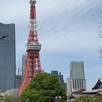 自家製さぬきうどんと肉 甚三 - 芝公園から歩いて5分ぐらい、東京タワーが大きく見えます