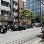 うどん 丸香 - となりのブロックの銀行前まで大行列