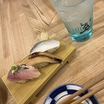 Taishuusushisakaba jinbeetarou - にぎり寿司：こはだ、煮穴子、あじ＆翠ジンソーダ