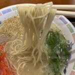 Hakata Ramen Hakataya - ネギとチャーシューは始めから入っています。炒りごまと紅生姜は、テーブルの上に置いてあるのをのせてます。