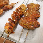 炙緑焼考庄 - 烤面筋１（中国麩の辛味焼き），东北名物石蛋１（東北名物卵焼き）