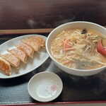 手作り鉄鍋餃子 双龍 - で、餃子も揃いのぉ…味噌野菜ラーメンセット(餃子6個・麺大盛)…これで、1.000円ジャスト…素晴らしき昼御飯に…。