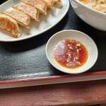 手作り鉄鍋餃子 双龍 - 醤油・辣油・酢・胡椒・投入で、餃子旨×２ダァ～ゼェ～ッウ…。