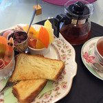 あんじゅ - 紅茶はポットで提供されます。ざっと3杯くらいはあります。豪華なモーニングにうっとり