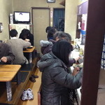 らーめん工房 龍 - 9人座れば、次の人は順番待ちになります。確かに、これでは行列がすぐ出来てしまう。