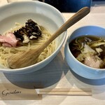 Go den - 黒舞茸と近江黒鶏の昆布水つけ麺