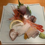 いちりん - 刺身盛り合わせ
      　青森県西海岸の鯵・陸奥湾でも津軽海峡寄りの平舘の鰯・青森県西海岸の甘エビ・下北の活タコ・平舘のヤリイカ・陸奥湾のヒラメは下北のウニを中に忍ばせて