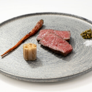 上質なお肉を心ゆくまで味わえる、「黒毛和牛の炭火焼き」