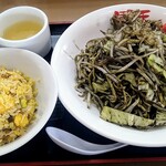 ぼん天 - 写真ではわかりにくいですが、チャーハンと比較していただくとかなり大きい皿の焼きそばです。