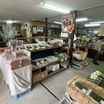 弁天の里 - 併設の売り場は地元の野菜などを販売。道の駅みたい。