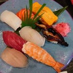 寿司 りょう - 令和6年4月 ランチタイム(12:00〜14:00)
            にぎり盛り合わせ 税込1200円
            にぎり8貫、お吸い物